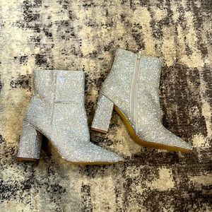 Madden Girl Rhinestone Boots Sz 7.5 brand new never worn